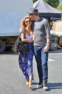 Sarah Hyland feet photo thumbnail