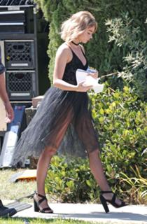 Sarah Hyland feet photo thumbnail