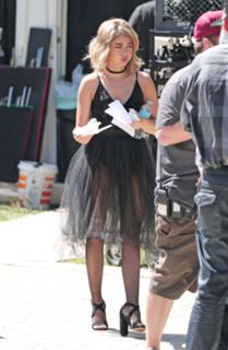 Sarah Hyland feet photo thumbnail
