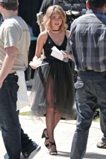 Sarah Hyland feet photo thumbnail
