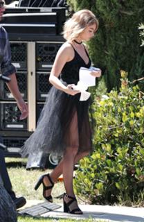Sarah Hyland feet photo thumbnail