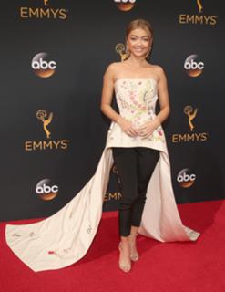 Sarah Hyland feet photo thumbnail