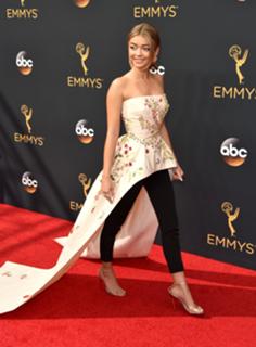 Sarah Hyland feet photo thumbnail