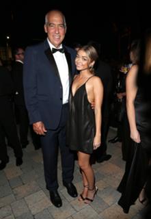 Sarah Hyland feet photo thumbnail