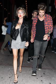 Sarah Hyland feet photo thumbnail