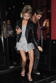 Sarah Hyland feet photo thumbnail