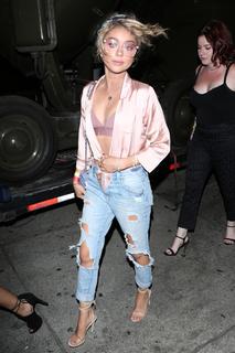 Sarah Hyland feet photo thumbnail
