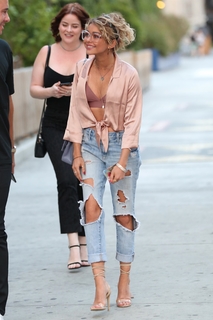 Sarah Hyland feet photo thumbnail