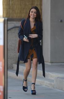 Sarah Hyland feet photo thumbnail