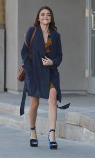 Sarah Hyland feet photo thumbnail