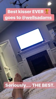 Sarah Hyland feet photo thumbnail