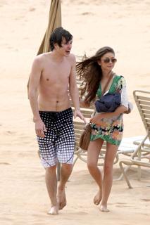 Sarah Hyland feet photo thumbnail