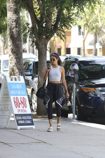 Sarah Hyland feet photo thumbnail