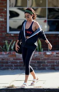 Sarah Hyland feet photo thumbnail