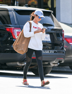 Sarah Hyland feet photo thumbnail