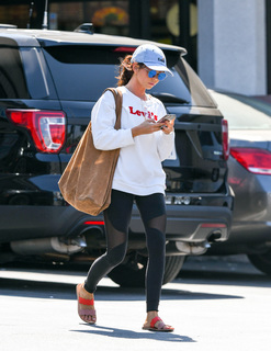 Sarah Hyland feet photo thumbnail