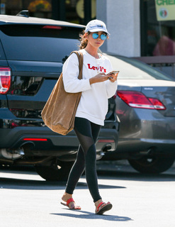 Sarah Hyland feet photo thumbnail