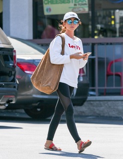 Sarah Hyland feet photo thumbnail