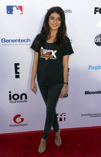 Sarah Hyland feet photo thumbnail