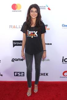 Sarah Hyland feet photo thumbnail