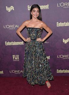 Sarah Hyland feet photo thumbnail