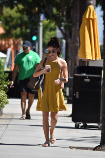 Sarah Hyland feet photo thumbnail