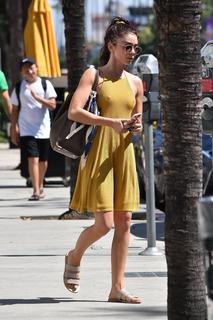 Sarah Hyland feet photo thumbnail
