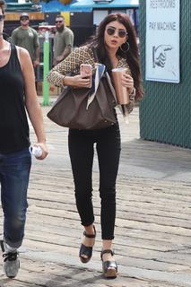 Sarah Hyland feet photo thumbnail