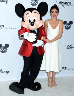 Sarah Hyland feet photo thumbnail