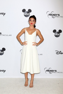Sarah Hyland feet photo thumbnail