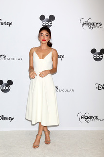 Sarah Hyland feet photo thumbnail