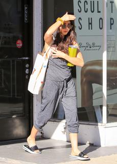 Sarah Hyland feet photo thumbnail