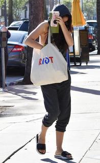 Sarah Hyland feet photo thumbnail