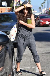 Sarah Hyland feet photo thumbnail