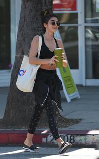 Sarah Hyland feet photo thumbnail
