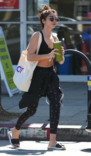 Sarah Hyland feet photo thumbnail