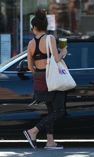 Sarah Hyland feet photo thumbnail