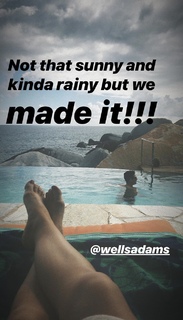 Sarah Hyland feet photo thumbnail