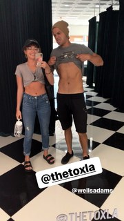 Sarah Hyland feet photo thumbnail