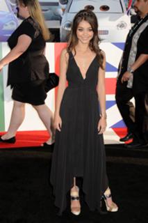 Sarah Hyland feet photo thumbnail
