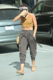 Sarah Hyland feet photo thumbnail