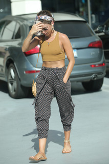 Sarah Hyland feet photo thumbnail
