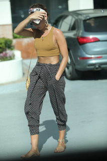 Sarah Hyland feet photo thumbnail