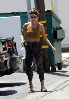 Sarah Hyland feet photo thumbnail