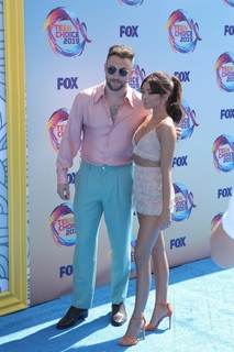Sarah Hyland feet photo thumbnail
