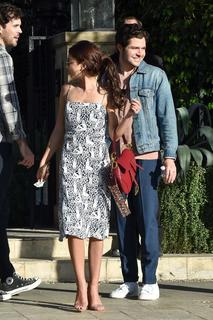 Sarah Hyland feet photo thumbnail