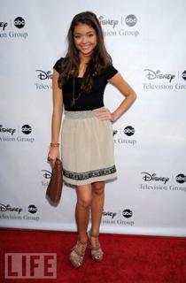 Sarah Hyland feet photo thumbnail