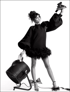 Sarah Hyland feet photo thumbnail