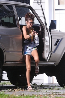 Sarah Hyland feet photo thumbnail