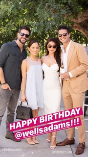 Sarah Hyland feet photo thumbnail
